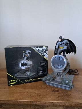 Batman Diorama Light DC Comics Figurine With Light Up Bat Signal Collectibles